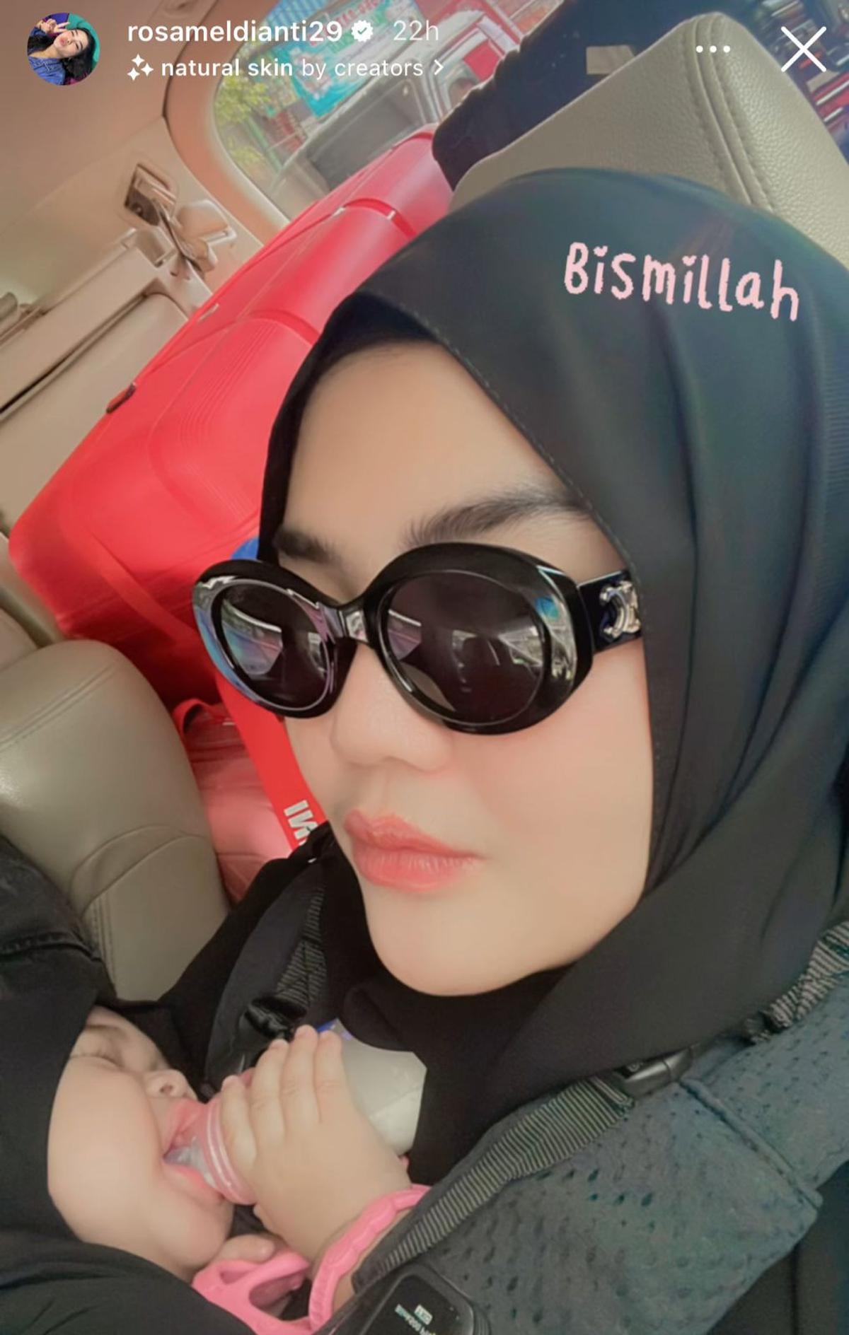 Mengawali Tahun dengan Umroh, Rosa Meldianti Keponakan Dewi Perssik Bagikan Potret Hangat Bersama Suami dan Anak
