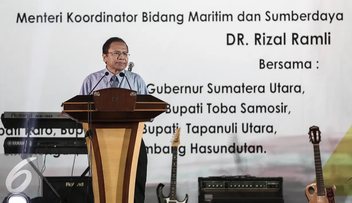 Menko Maritim Rizal Ramli memberikan paparan saat menghadiri acara 'Malam Budaya Menyongsong Badan Otorita Danau Toba' di Gedung BPPT, Jakarta, Rabu (25/5/2016). (Liputan6.com/Faizal Fanani)