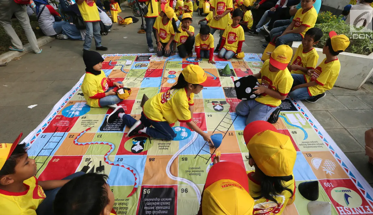 Anak-anak bermain ular tangga pada acara Kampanye Nasional bertajuk Cegah Stunting Itu Penting di Lapangan Gasibu, Bandung, Minggu (18/11). Kampanye bersama Energen menunjukkan kepedulian terhadap kasus balita bertubuh pendek. (Liputan6.com/HO/Bon)