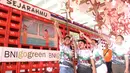 Siswa Sekolah Dasar sedang melihat hasil karya seni dari barang-barang bekas yang bergantungan di Instalasi Seni kreatif berbentuk lokomotif oleh program Kenali Sejarahmu, Kenali Mimpimu (KEJAR) di Terowongan Dukuh Atas, Jakarta, Minggu (18/8/2019). (Liputan6.com/HO/Rizky)