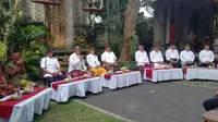 Para Penglingsir Puri Agung di Bali saat berkumpul di Puri Agung Blahbatuh, Gianyar, Bali, bersama perwakilan tokoh Buleleng dan PT Bibu Panji Sakti terkait Bandara Bali Utara, Selasa (21/5/2024). (Foto: Istimewa)