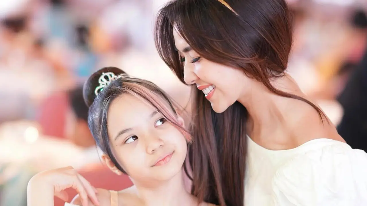 Potret Cantik Gempita Nora Anak Gisella Anastasia Jadi Princess Belle Saat Liburan di Disney Cruise Adventure