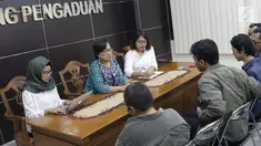 Komisioner Komnas HAM, Sandrayati Moniaga (kedua kiri) melakukan audiensi dengan perwakilan KontraS, YLBHI serta GERAK di Jakarta, Rabu (15/5/2019). KontraS, YLBHI serta GERAK melaporkan pencideraan Hari Buruh 2019 dengan Kekerasan yang dilakukan oleh aparat. (Liputan6.com/Helmi Fithriansyah)