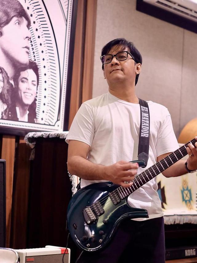 Potret keren Andre Taulany main gitar (credit: https://www.instagram.com/andreastaulany/)