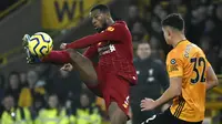 Gelandang Liverpool, Georginio Wijnaldum, mengontrol bola saat melawan Wolverhampton Wanderers pada laga Premier League di Stadion Molineux, Kamis (23/01/2020). Liverpool menang dengan skor 2-1. (AP/Rui Vieira)