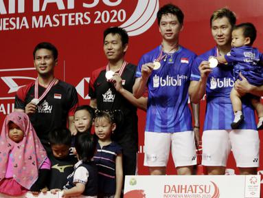 Ganda Putra Indonesia, Kevin Sanjaya/Marcus Fernaldi dan Mohammad Ahsan/Hendra Setiawan, berada di podium usai laga final Daihatsu Indonesia Masters 2020 di Istora, Jakarta, Minggu (19/1). Kevin/Marcus menang 21-15, 21-16. (Bola.com/M Iqbal Ichsan)