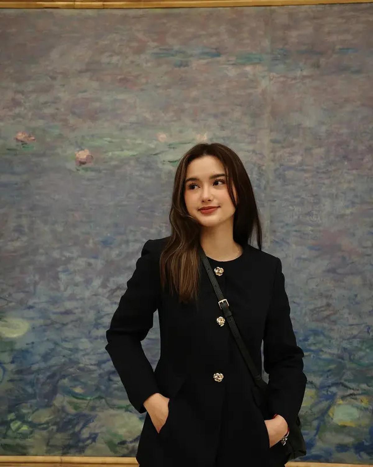 6 Potret Sarah Menzel Liburan di Paris, LDR dari Azriel Hermansyah