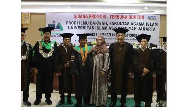 6 Potret Rhoma Irama Jadi Penguji Ahli Sidang Disertasi S3, Tampil Pakai Toga