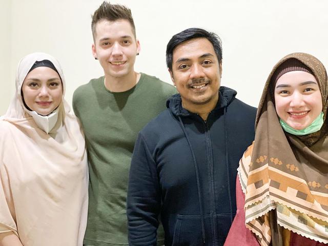 Dalami Agama Islam Celine Evangelista Mulai Risih Lihat Stefan William Beradegan Mesra News Entertainment Fimela Com