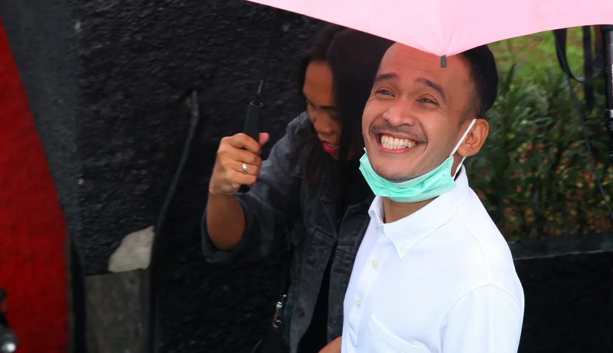 "Ngurangin pasti. Jadi terakhir kerja cuma sampai jam 9 malam. Nggak ngambil acara malam lagi. Sehari saya bisa 5-6 program, sekarang hanya 4-5 program aja," tandas Ruben Onsu. (Nurwahyunan/Bintang.com)