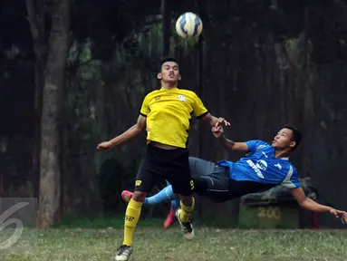 Pemain Pelita Bandung Raya (kanan) berebut bola dengan pemain Villa 2000 saat laga uji coba di Lapangan ISCI, Ciputat, Tangerang, Kamis (5/11/2015). Laga ini persiapan PBR menghadapi turnamen Piala Jenderal Sudirman. (Liputan6.com/Helmi Fithriansyah) 