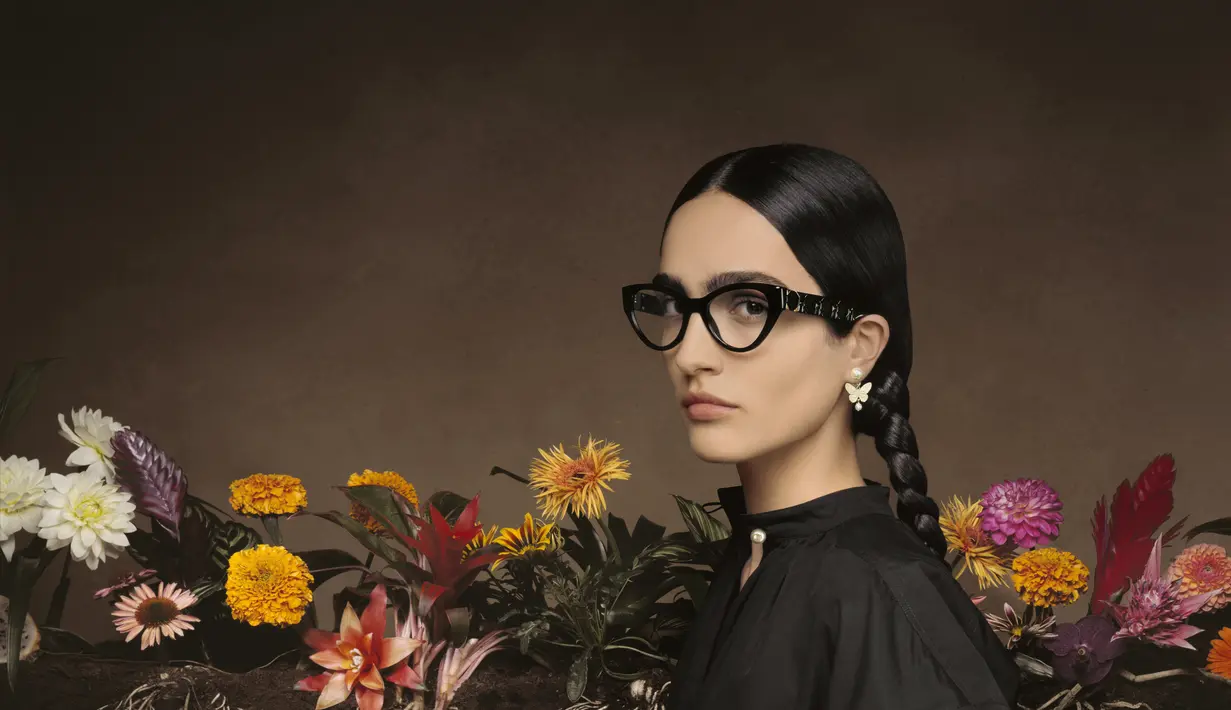 Maria Grazia Chiuri terinspirasi oleh foto Frida Kahlo yang melanggar aturan batasan gender. Dari usia 19 tahun, Frida telah mengenakan setelan pria yang terdiri dari 3 potong busana, melampaui kewanitaannya untuk mengklaim kemandirian intelektual di atas segalanya. [Foto: Document/Dior Cruise]