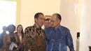 Presiden Joko Widodo (Jokowi) menyambut kedatangan Presiden Bank Dunia, Jim Yong Kim saat kunjungan kehormatan di Istana Kepresidenan Bogor, Rabu (4/7). Pertemuan membahas persiapan Annual Meeting IMF-World Bank di Bali (Liputan6.com/Angga Yuniar)