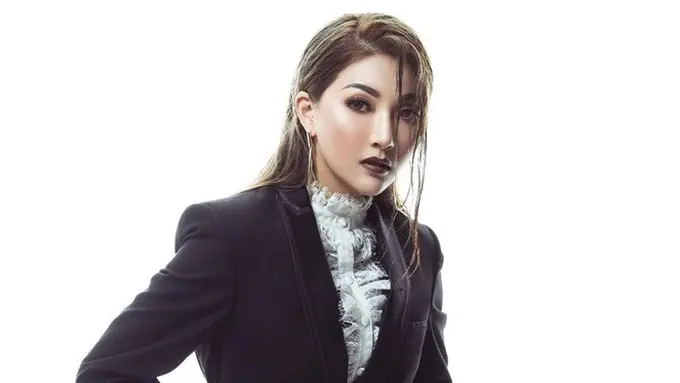 6 Gaya Pemotretan Sarwendah Bertema Black and White, Tampil Menawan