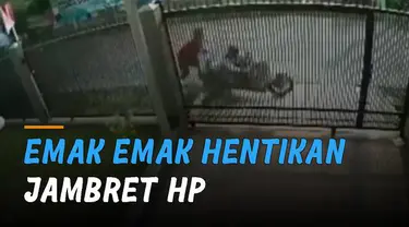 Terekam kamera cctv aksi berani emak-emak hentikan jambret handphone di jalan.