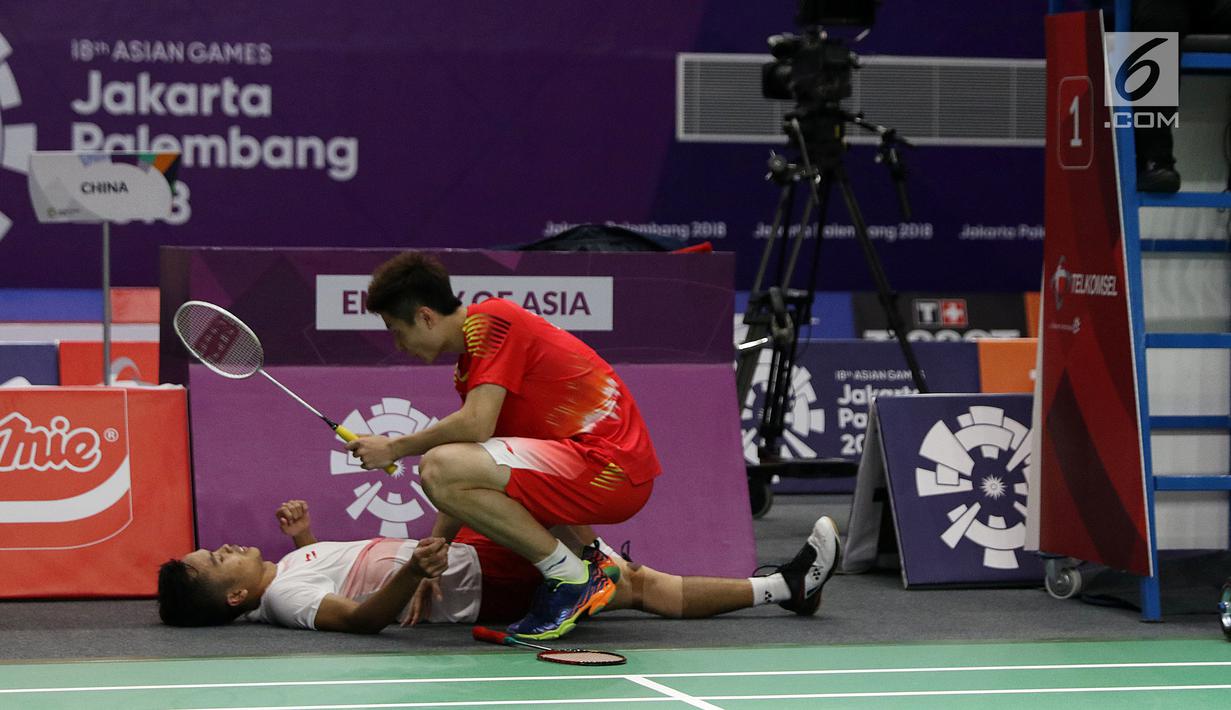 Kondisi kaki tunggal putra Indonesia, Anthony Sinisuka Ginting memburuk saat melawan pemain China, Shi Yuqi pada final Bulutangkis Beregu Putra Asian Games 2018 di Jakarta, Rabu (22/8). (Liputan6.com/Helmi Fithriansyah)