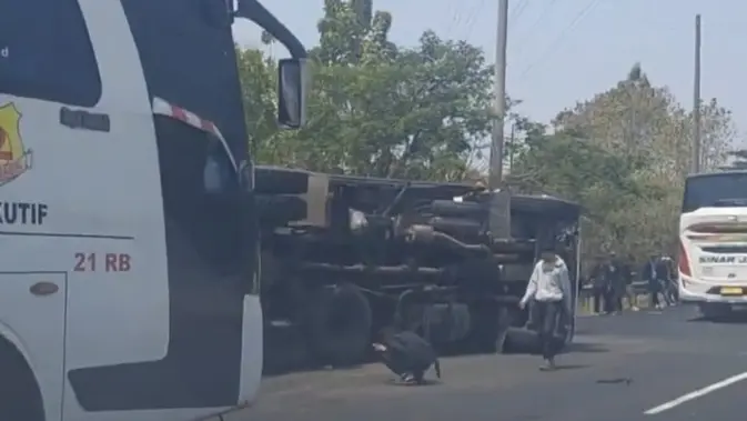 Kecelakaan Bus Tabrak Truk di Tol Cipali KM 176 Arah Jakarta