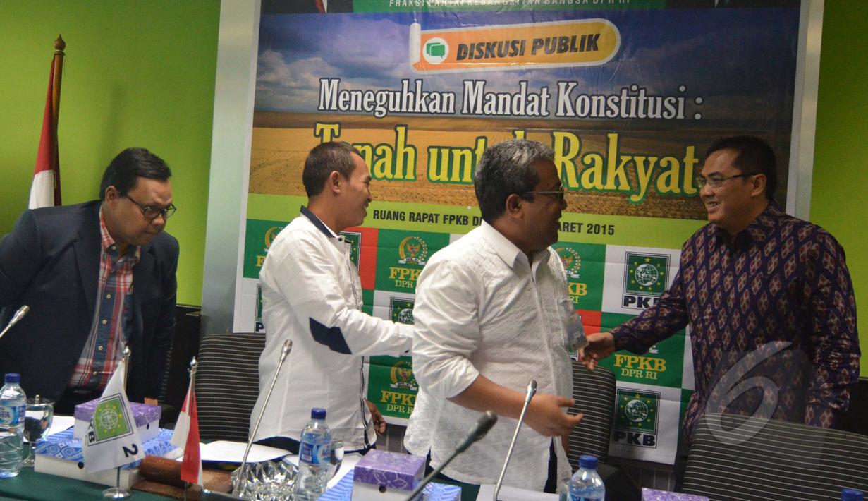 Ketua Fraksi PKB DPR RI, Helmy Faishal Zaini (kanan) saat tiba dalam diskusi "Meneguhkan Mandat Konstitusi: Tanah Untuk Rakyat" di Ruang Fraksi PKB, Senayan, Jakarta, Rabu (25/3/2015).(Liputan6.com/Andrian M Tunay)