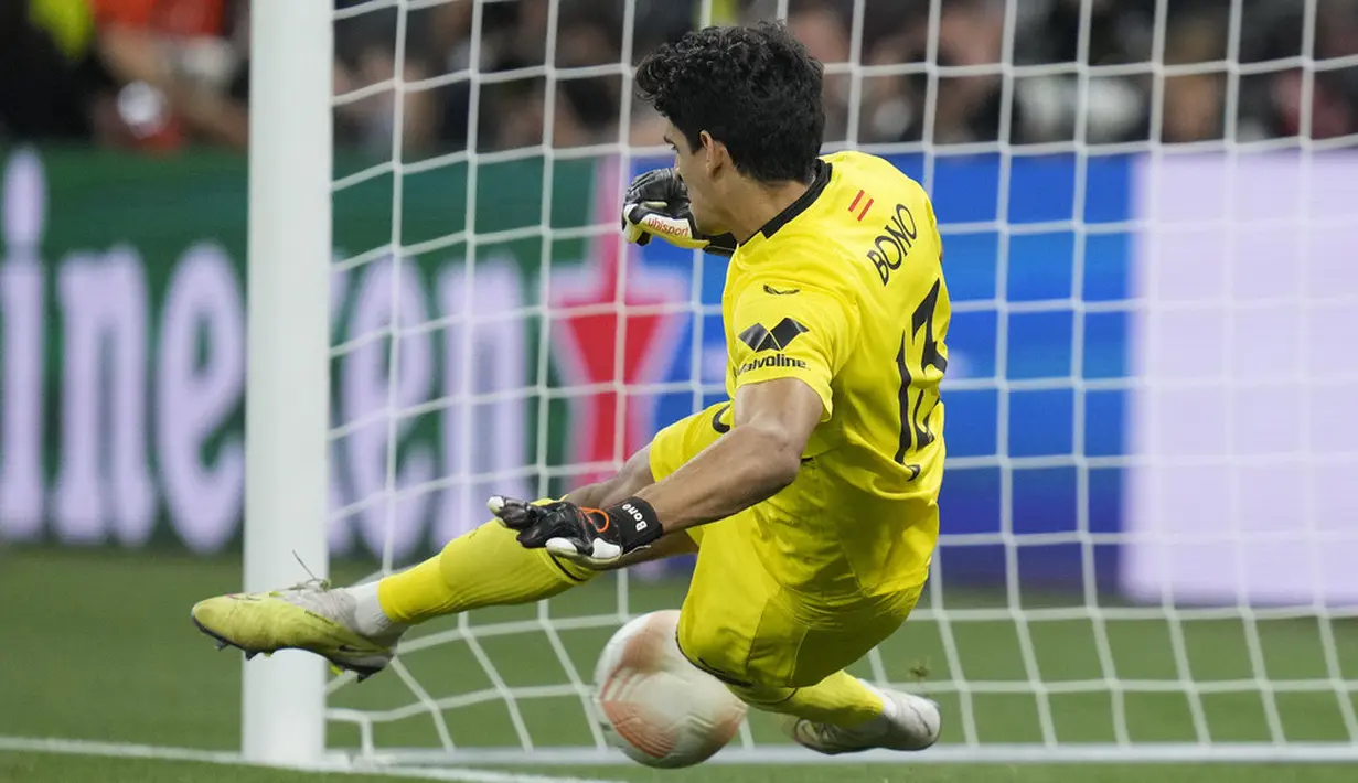 <p>Memasuki menit ke-34 AS Roma berhasil memimpin lebih dulu. Penyerang asal Argentina Paulo Dybala membawa AS Roma memimpin 1-0 setelah dengan dingin menyelesaikan umpan dari Gianluca Mancini. (AP Photo/Darko Bandic)</p>
