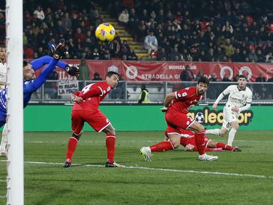 Pemain AC Milan, Christian Pulisic (kanan) mencetak gol penyeimbang 2-2 pada laga lanjutan Liga Italia 2023/2024 melawan Monza di Brianteo stadium, Monza, Italia, Senin (19/02/2024) WIB. (AP Photo/LaPresse/Alberto Marriani)