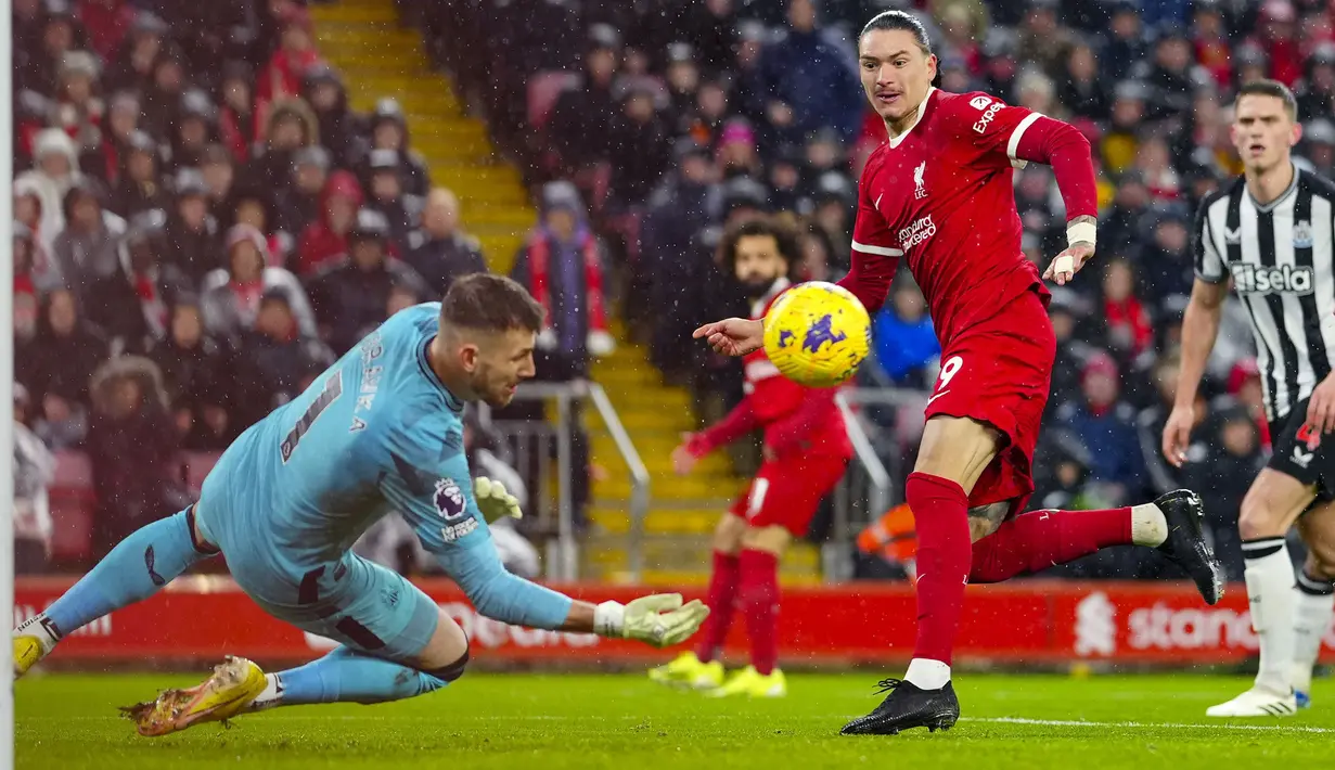 Kiper Newcastle United, Martin Dubravka (kiri) berusaha menghalau bola tendangan pemain Liverpool, Darwin Nunez pada laga lanjutan Liga Inggris 2023/2024 di Anfield, Liverpool, Inggris, Selasa (02/01/2024) dini hari WIB. (AP Photo/Jon Super)