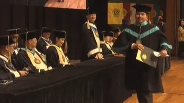 Wisudawan Universitas Parahyangan yang akan melamar pacarnya setelah lulus