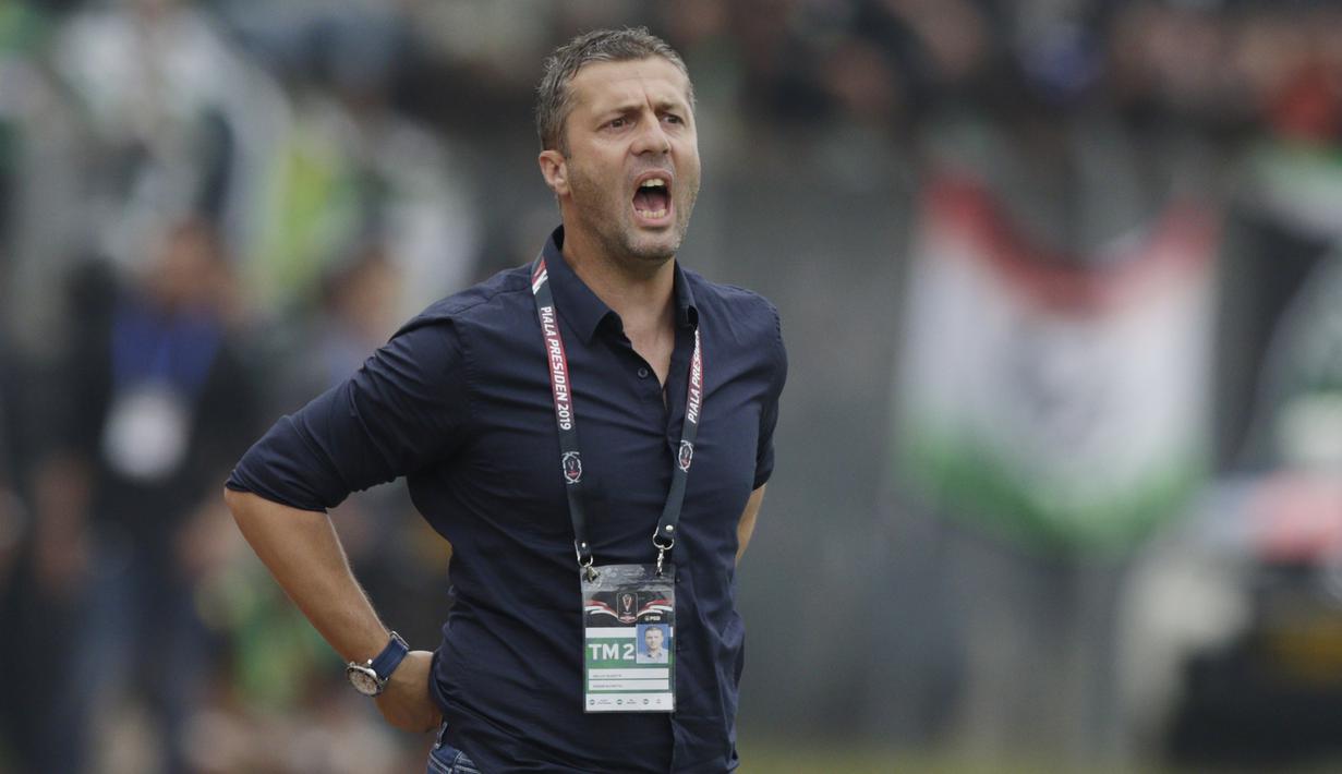 Pelatih Persib, Miljan Radovic pada laga lanjutan Piala Presiden 2019 yang berlangsung di Stadion Jalak Harupat, Kab Bandung, Kamis (7/3). Persib Bandung kalah 2-3 kontra Persebaya Surabaya. (Bola.com/M.Iqbal Ichsan)