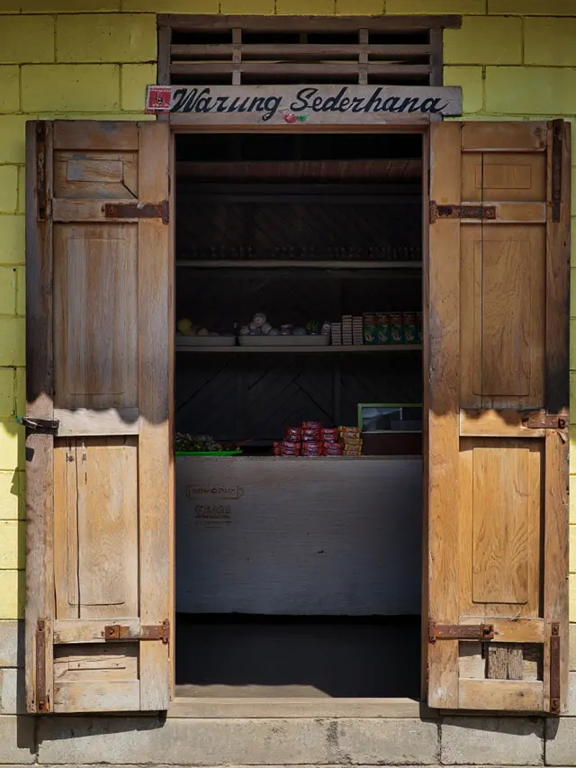 Warung yang bisa jadi sarang ular kobra (Foto: Gemini AI)