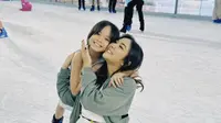7 Potret Kekompakan Gisel dan Gempi Ice Skating Bareng, Seru Bak Kakak Beradik