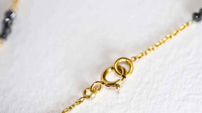 Ilustrasi Model Gelang Emas Tali (Photo by Elena Soroka on Unsplash)