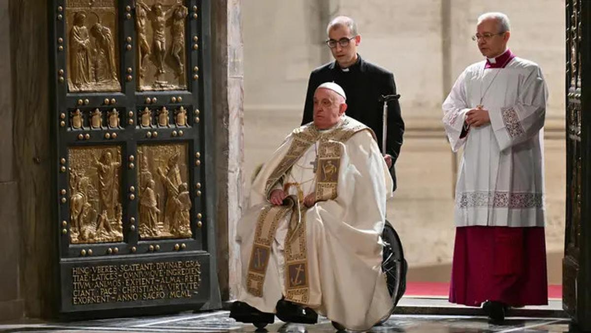 Buka Pintu Suci Basilika Santo Petrus, Paus Fransiskus Mulai Yubileum 2025