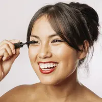 Yuk, simak cara yang tepat untuk mengaplikasikan maskara agar bulu mata tampak lentik dan rapi. [Dok/freepik.com]