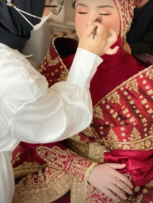 Penampilan memukau Putri Iriani tidak hanya dari suaranya yang luar biasa, tapi juga busana yang dikenakannya. [Foto: Instagram/tiffanyliemstudio]