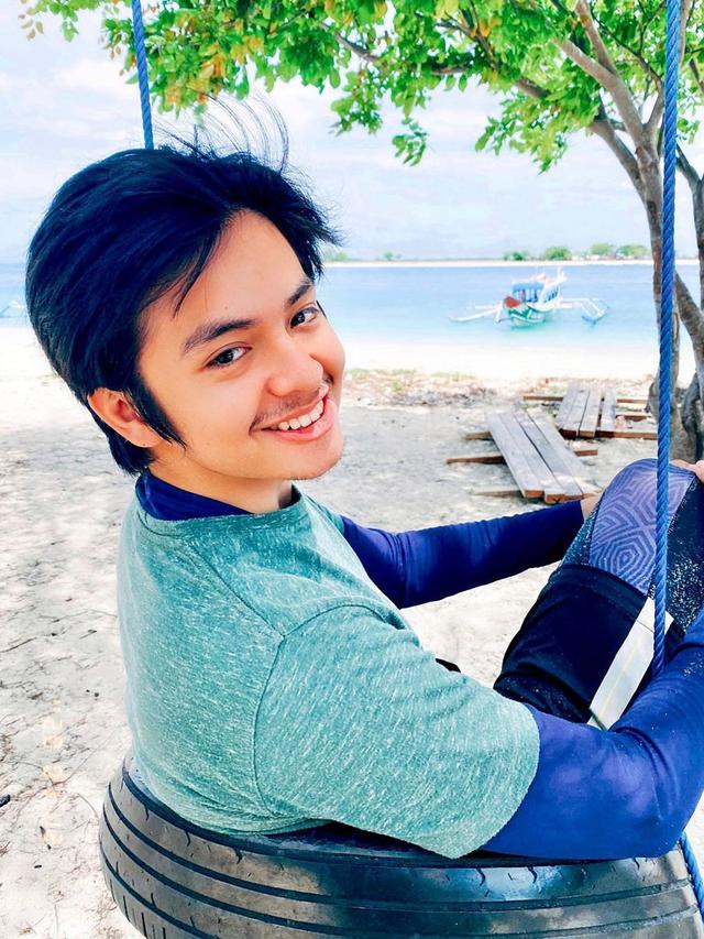 6 Potret Terbaru Angga Yunanda yang Kini Berkumis, Bikin Pangling