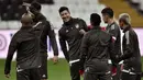 Penyerang Bayern Munchen, Robert Lewandowski (tengah) melakukan pemanasan saat sesi latihan di Stadion Vodafone Park di Istanbul (13/3). Munchen akan bertanding melawan Besiktas pada leg kedua babak 16 besar Liga Champions. (AFP Photo/Ozan Kose)