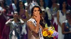 Miss Prancis Iris Mittenaere dinobatkan menjadi Miss Universe 2016 di Mall of Asia Arena, Manila, Filipina, Senin (30/1). Iris Mittenaere terpilih sebagai pengganti ratu tercantik sejagad sebelumnya, Pia Alonzo Wurtzbach. (AP Photo/Bullit Marquez)