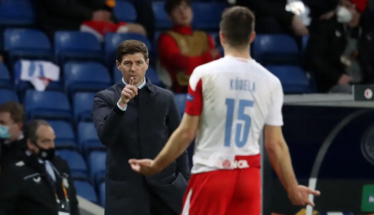 Steven Gerrard. Ondrej Kudela terlihat berseteru dengan pelatih Glasgow Rangers yang merupakan legenda Liverpool, Steven Gerrard dalam laga leg kedua babak 16 besar Liga Europa 2020/2021, 18 Maret 2021 di Ibrox Stadium, Glasgow. Slavia Praha berhasil menang 2-0 atas tuan rumah Glasgow Rangers dan lolos ke perempatfinal setelah di leg pertama bermain imbang 1-1. (AFP/Pool/Andrew Milligan)