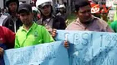 Kenaikan tarif dasar listrik terus mengundang protes. Di Medan, Sumut, ratusan buruh menggelar unjuk rasa menolak kenaikan listrik yang dituding telah membuat posisi para buruh makin terjepit.