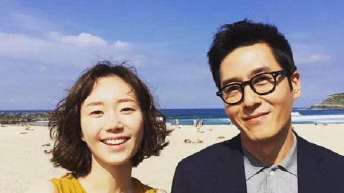 Perbedaan usia 17 tahun tak mengurungkan cinta Kim Joo Hyuk dan Lee Yoo Young. (Foto. Soompi)