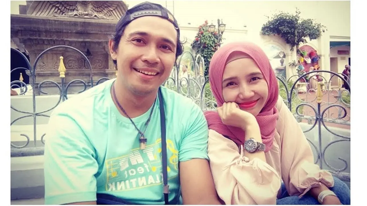 6 Potret Kebersamaan Wawan 'Klantink' dan Istri, Selalu Romantis