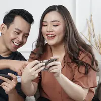 Ilustrasi bermain game bersama pasangan ketika kencan online (Foto: unsplash/Afif Kusuma)