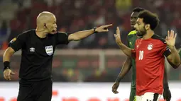 Hal itu dilakukan wasit asal Afrika Selatan tersebut terhadap Mohamed Salah karena kerap melakukan protes karena menilai Gomes tidak berlaku adil. (AP Photo/Sunday Alamba)