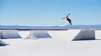 Pemain BMX profesional, Daniel Dhers menunjukkan aksinya bermain sepeda BMX di Salt Park Project, Uyuni, Bolivia pada April 2016. Salt park berdiri diatas gurun garam terbesar di dunia. (Reuters)