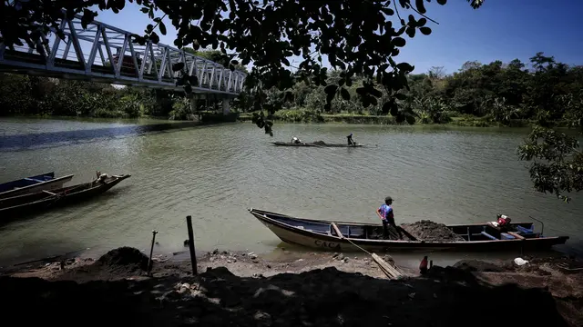 Penambang Pasir Ilegal di Sungai Luk Ulo Kebumen