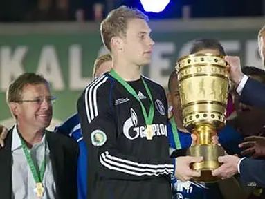 Kiper Schalke 04 yang bertindak selaku kapten menerima Piala Jerman usai menundukkan MSV Duisburg pada partai final di Olympiastadion, Berlin, 21 Mei 2011. AFP PHOTO/ODD ANDERSEN