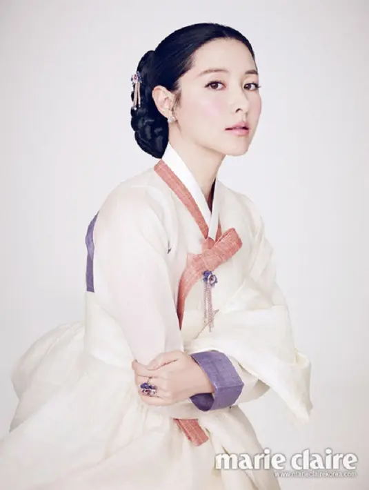 Lee Young Ae terlihat cantik memesona saat dirinya mengenakan hanbok. Lihat saja saat aktris cantik ini bermain dalam Jewel in the Palace. (Foto: soompi.com)