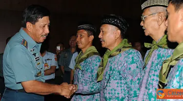 Citizen6, Jakarta: Pati TNI Agus Suhartono secara resmi melepas keberangkatan 1.013 jamaah calon haji yang berasal dari Keluarga Besar TNI, di Aula Gatot Subroto, Mabes TNI, Cilangkap, Jakarta Timur, Rabu (12/10). Jamaah calon haji ini dijadwalkan berangk