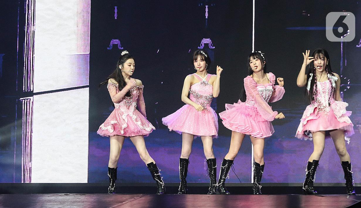 Pada lagu ini meski Joy tidak bergabung secara langsung, namun untuk bagiannya tetap ditampilkan dan membuat para penonton bersorak melihat penampilan sang idola. (Liputan6.com/JohanTallo)