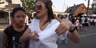 Bukan Nikita Mirzani kalau tidak bikin heboh. Kali ini, Nikita mengganti kaosnya di jalanan dan disaksikan banyak orang. (dok. vidio.com)