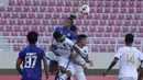 Bek Persikabo 1973, Andy Setyo Nugroho (kanan) berduel udara dengan bek Arema FC, Hanif Sjahbandi (atas) dalam laga pembuka Piala Menpora 2021 di Stadion Manahan, Solo, Minggu (21/3/2021). Persikabo 1973 bermain imbang 1-1 dengan Arema FC. (Bola.com/M Iqbal Ichsan)